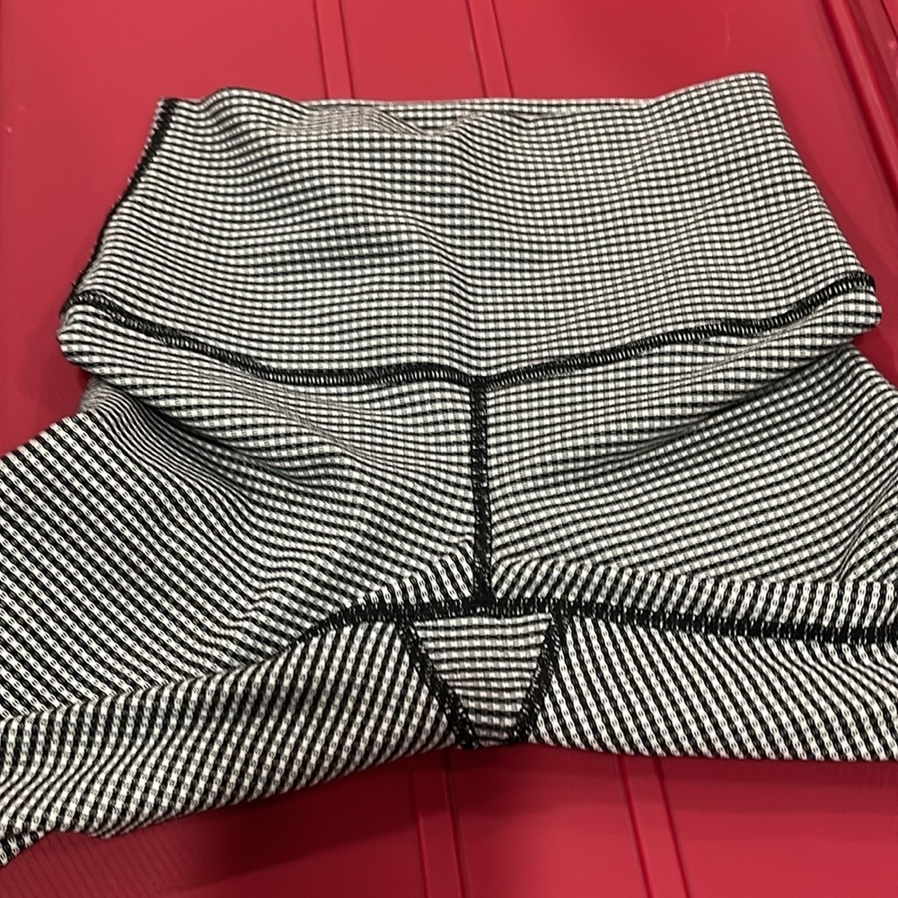 Lululemon leggings not for Sale - Picture 4 of 6